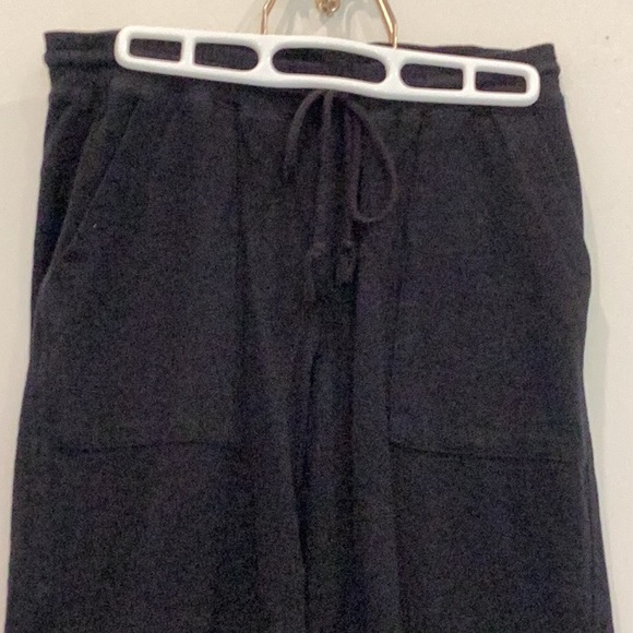 3 DOT Black drawstring textured Cotton cropped cuffed pant. - Picture 2 of 6